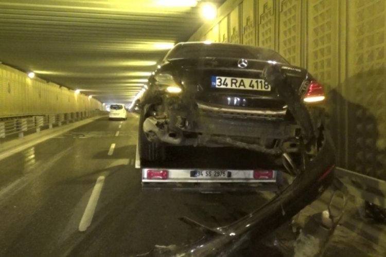 L&uuml;ks otomobil bariyerlere &ccedil;arptı