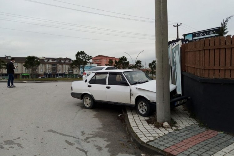 Bursa'da 2 otomobilin çarpıştığı kazada 1 kişi yaralandı