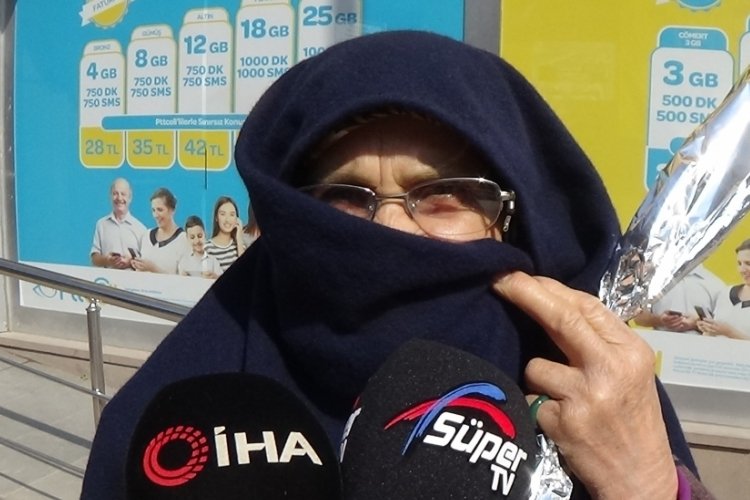 Bursa'da hayatında ilk kez &ccedil;i&ccedil;ek alan kadının mutluluğu g&ouml;zlerinden okundu