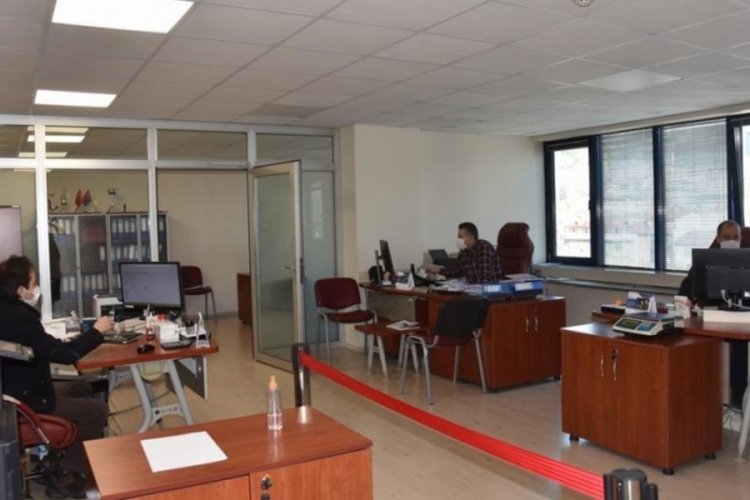 İzmit Belediyesi'nde bug&uuml;n sadece erkekler &ccedil;alıştı