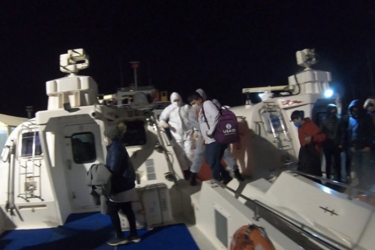 Yunan unsurlarının T&uuml;rk karasularına ittiği 12 g&ouml;&ccedil;men kurtarıldı