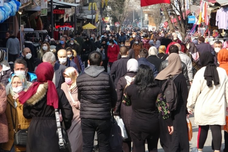 Bursa'da, cadde ve meydanlardaki kalabalık tedirginlik yarattı