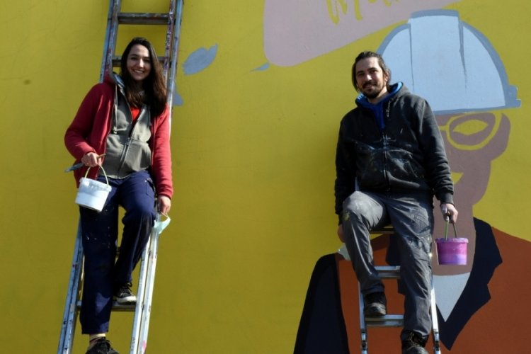 Bursa'da duvarlar nişanlı &ccedil;iftin fır&ccedil;asıyla g&uuml;zelleşiyor