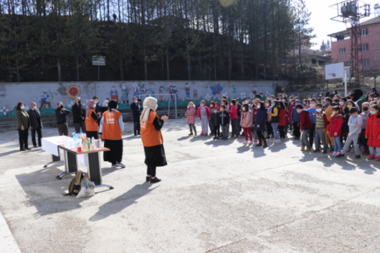 Bursa'da İHH gönüllüleri Harmancık ilçesinde okulu ziyaret etti