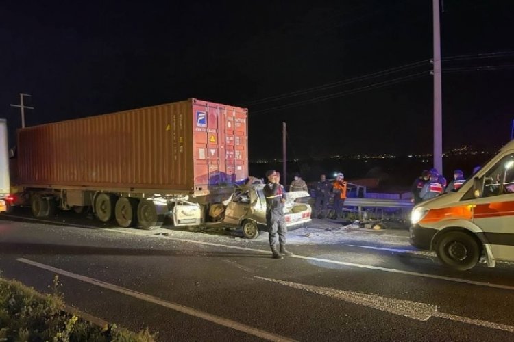İzmir'de otomobil tıra çarptı: 1 ölü