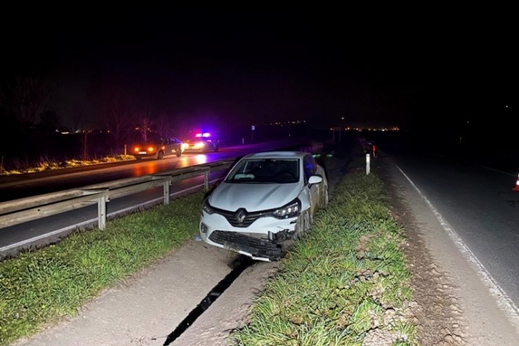 Yoldan &ccedil;ıkarak su kanalına giren otomobili bırakarak ka&ccedil;tılar