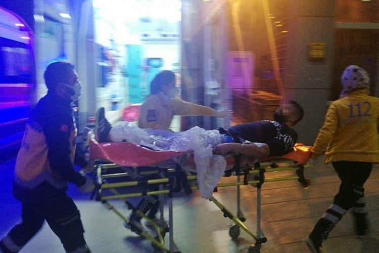 Kadınlardan yan odaya ge&ccedil;melerini isteyip, ev sahibini vurdular