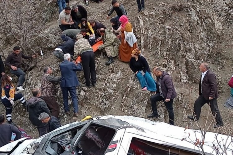 &Ouml;ğrencileri taşıyan servis devrildi! &Ouml;l&uuml; ve yaralılar var