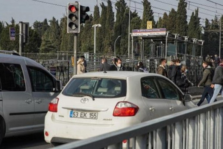 Tramvay durağında bacağından bı&ccedil;aklandı