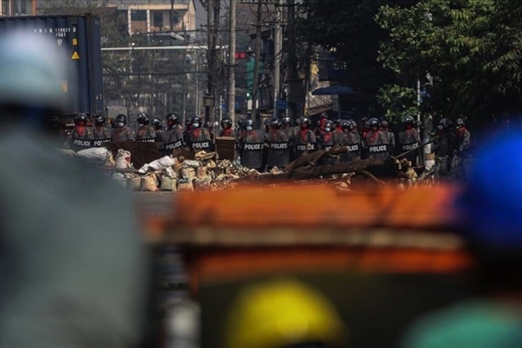 Myanmar'da g&uuml;venlik g&uuml;&ccedil;leri, grevdeki demir yolu &ccedil;alışanlarının evlerini bastı