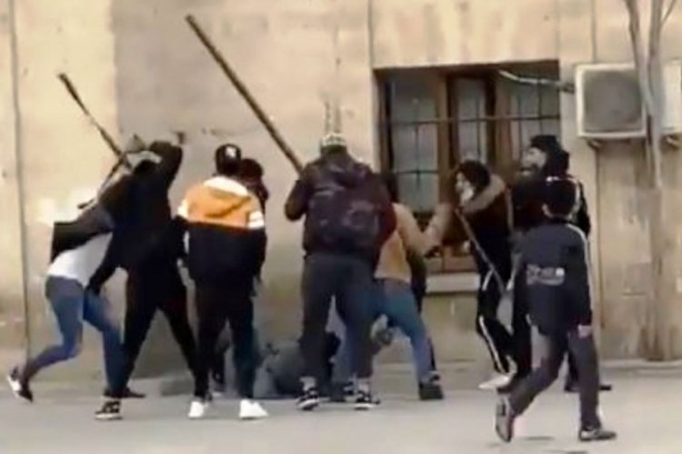 Şanlıurfa'da bı&ccedil;aklı sopalı dayak: 15 kişi bir kişiye saldırdı