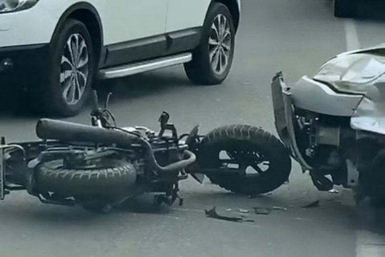 Kamyonet motosiklete &ccedil;arptı: 1 yaralı