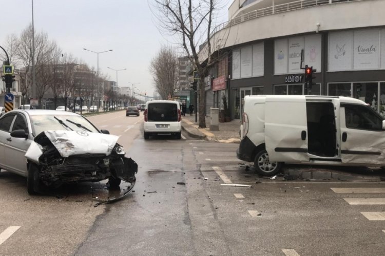 Bursa'da iki otomobilin &ccedil;arpıştı: 9 yaralı