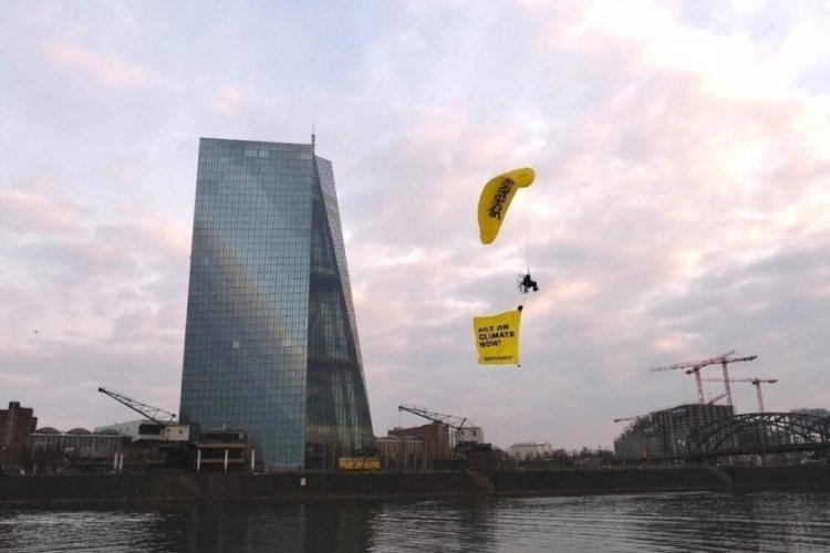 Greenpeace aktivistleri, Avrupa Merkez Bankası'nın &ccedil;atısına paraş&uuml;tle indi