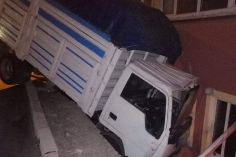 Park halindeyken el freni boşalan kamyonet evin bah&ccedil;esine d&uuml;şt&uuml;