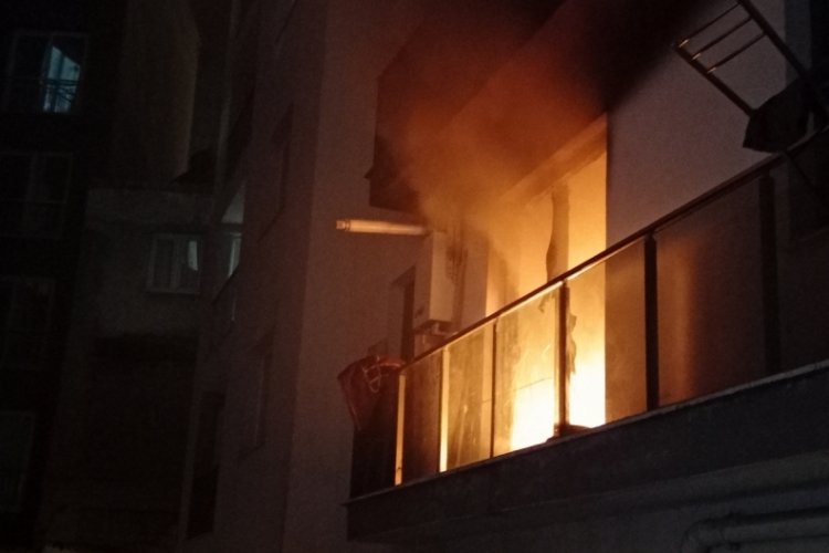 İtfaiye ekipleri kapıyı kırdı, alevlere m&uuml;dahale etti