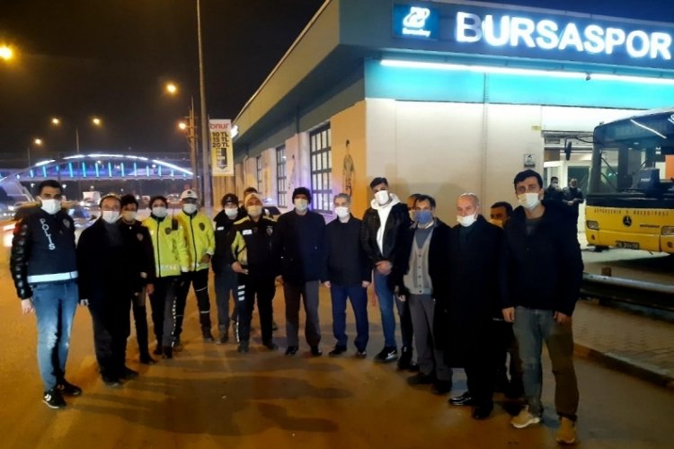 Bursa AK Parti Gen&ccedil;lik Kolları'ndan denetimdeki polislere kandil simidi