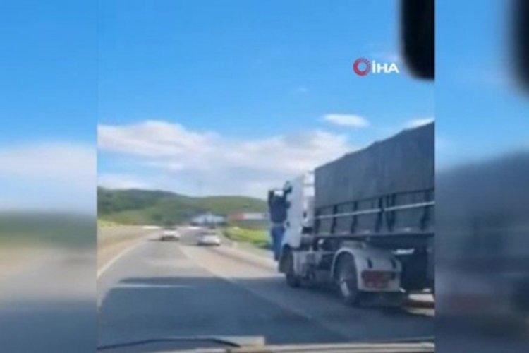 Eşini &ouml;ld&uuml;ren kamyonun kapısında 32 kilometre boyunca asılı kaldı