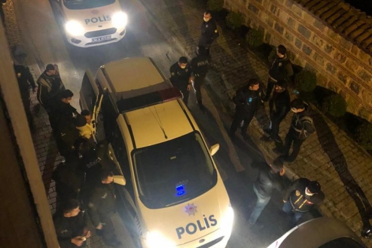 Polisin 'dur' ihtarına durmayarak kaza yapan ş&uuml;pheli şahıslar, su&ccedil; makinesi &ccedil;ıktı
