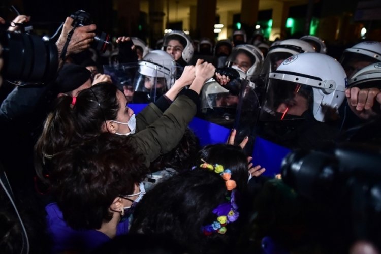 8 Mart Feminist Gece Y&uuml;r&uuml;y&uuml;ş&uuml;'ne katılanlara g&ouml;zaltı