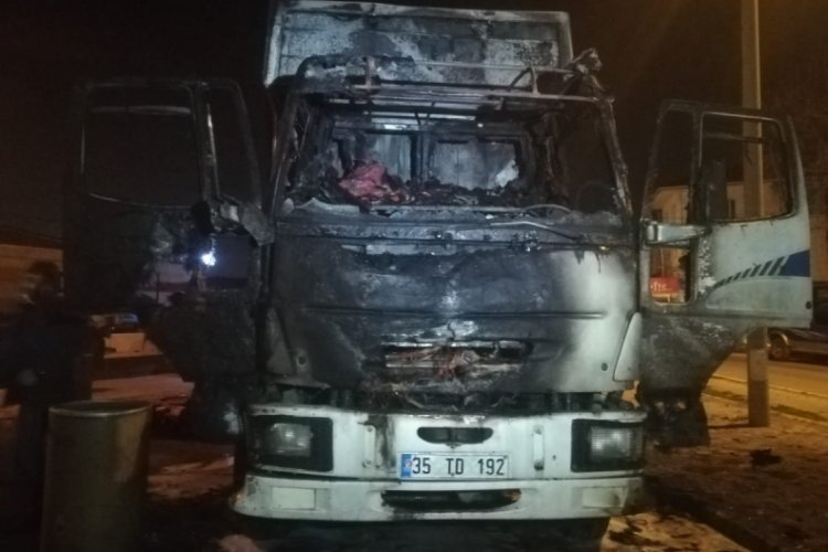 Kamyondan &ccedil;ıkan yangın yanında bulunan araca da sı&ccedil;radı