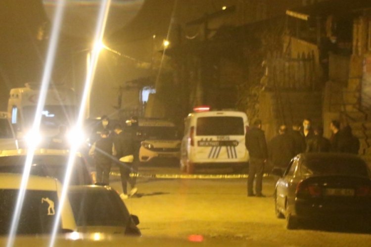 Lojmanın &ouml;n&uuml;nde silahlı saldırıya uğradı