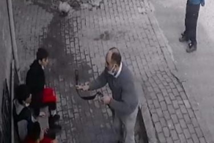 K&uuml;&ccedil;&uuml;k &ccedil;ocuklara kemerle saldırdı