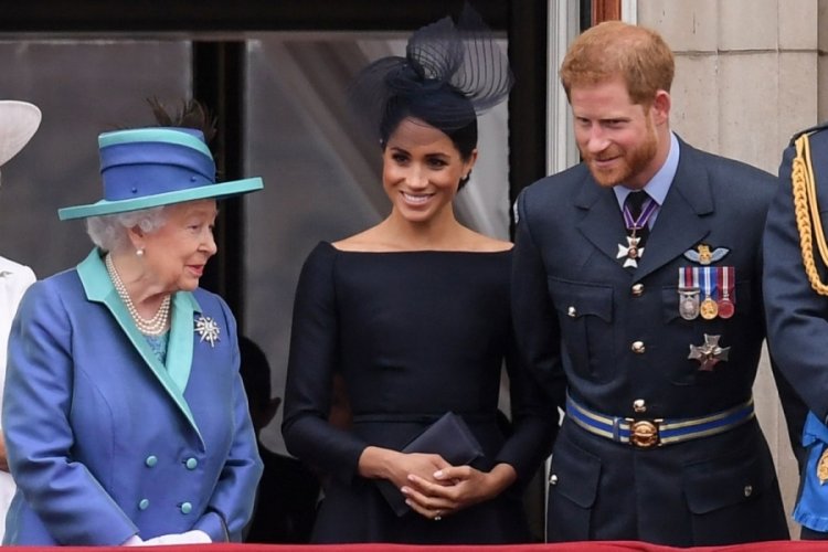 Krali&ccedil;e'den Harry ve Meghan'a zeytin dalı
