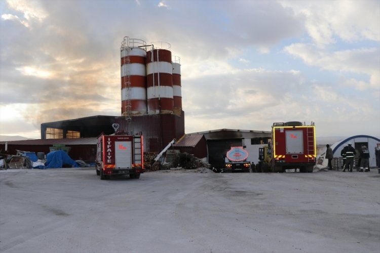 Tekstil fabrikasının deposunda &ccedil;ıkan yangın hasara yol a&ccedil;tı