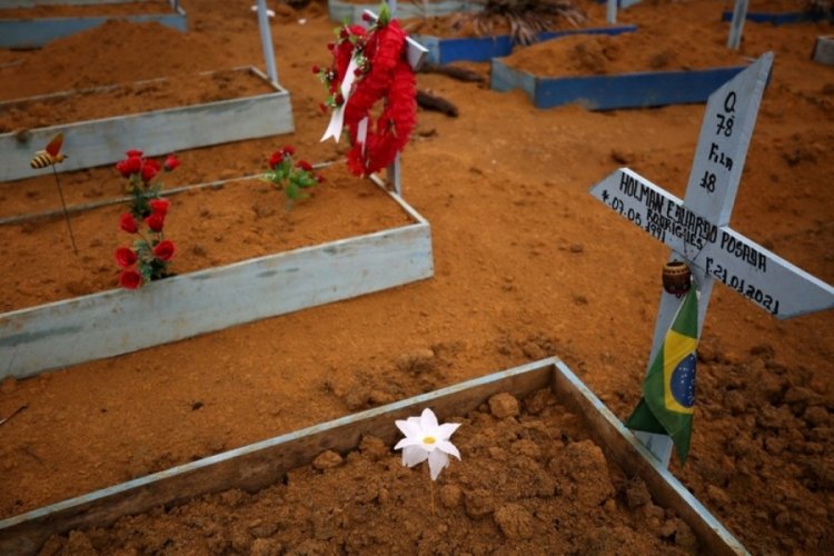 Salgını hafife alan Bolsonaro halkı &ouml;l&uuml;mle baş başa bıraktı