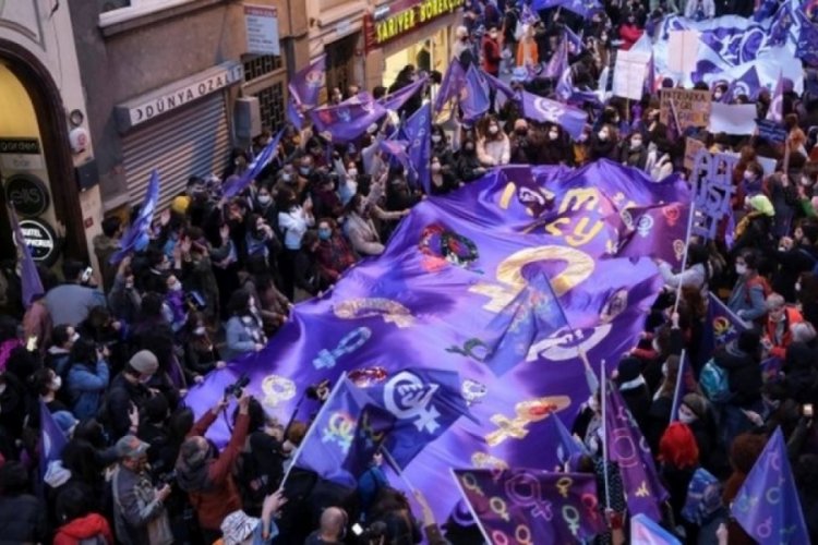 Feminist Gece Y&uuml;r&uuml;y&uuml;ş&uuml;'ne katılan 13 kişiye g&ouml;zaltı