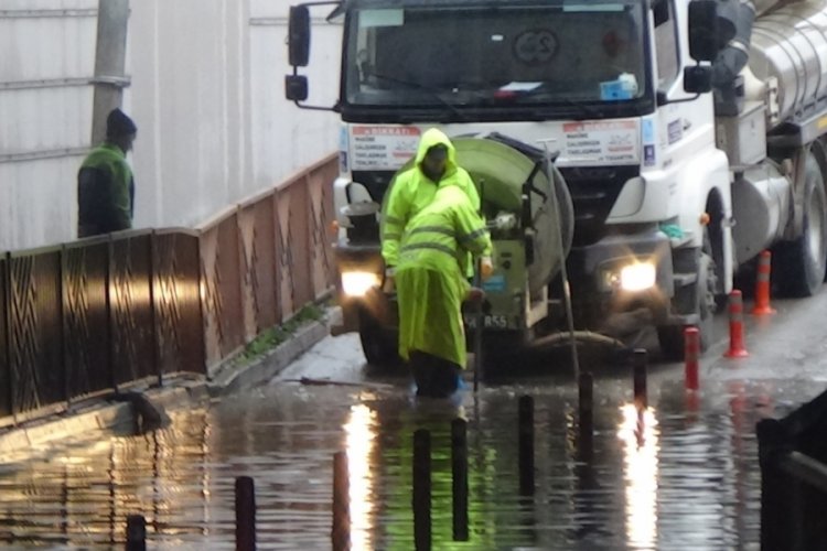 Bursa'da sağanak yağmur yolları g&ouml;le &ccedil;evirdi