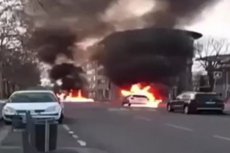 13 yaşında bir &ccedil;ocuğun yaralanmasıyla, kenti ateşe verdiler