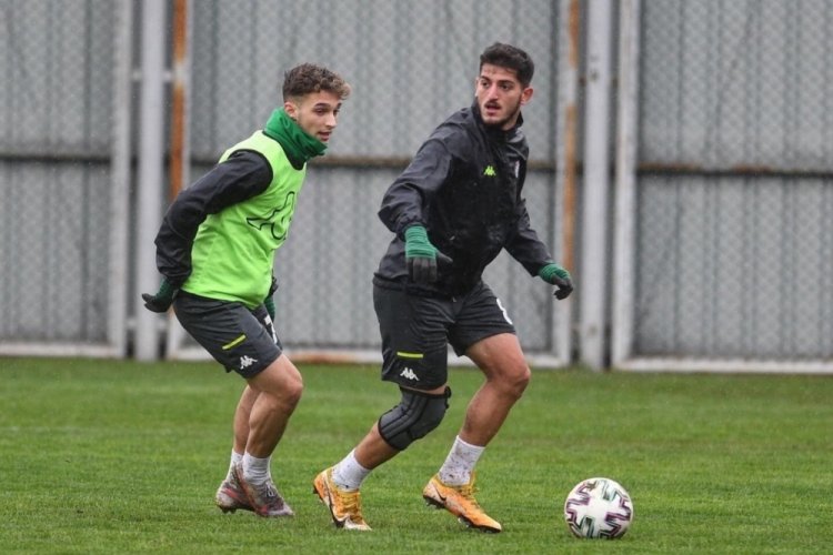 Bursaspor yağmur altında &ccedil;alıştı