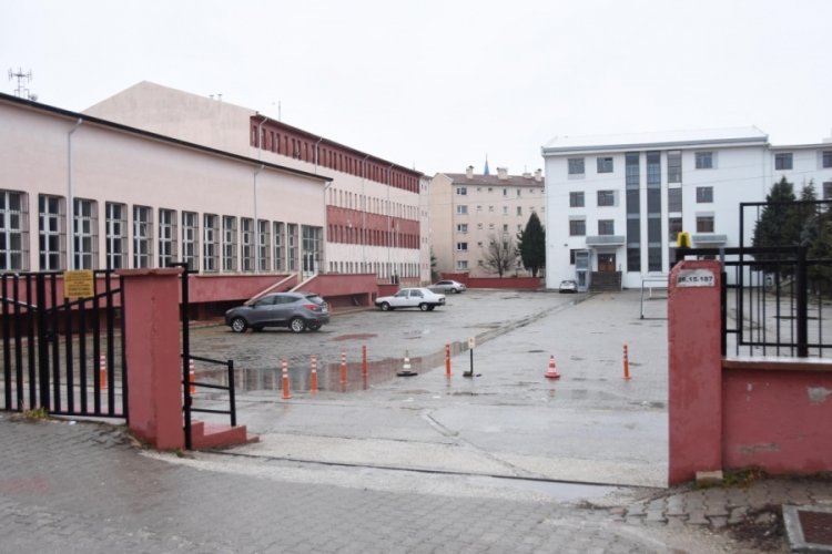 &Ouml;ğretmen pozitif &ccedil;ıkınca 34 &ouml;ğrenci karantinaya alındı