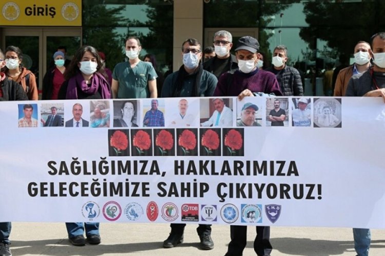 Sağlık &ccedil;alışanları, hayatını kaybedenleri andı