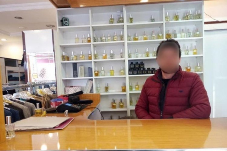 Mağaza sahibi kabindeki kadını telefonla g&ouml;r&uuml;nt&uuml;ledi!