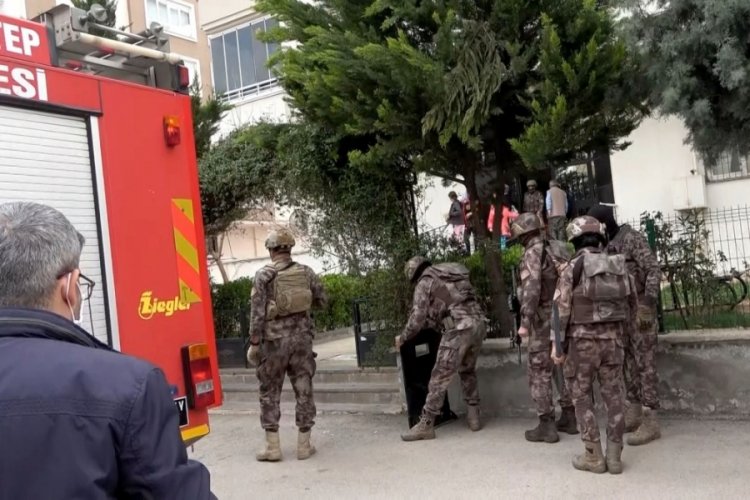 Ailesini rehin aldı, &ccedil;ocuğunu pencereden atmaya &ccedil;alıştı
