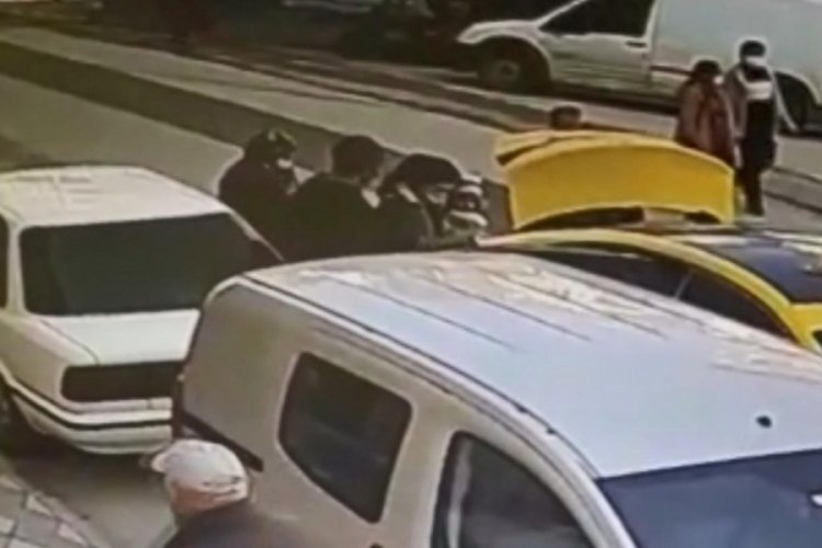 Kucağında &ccedil;ocuğu olan kadına yol ortasında yumruk attı