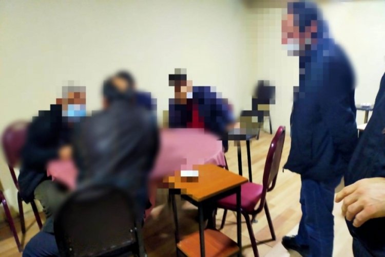 Kapalı olması gereken kıraathanede 28 kişi yakalandı