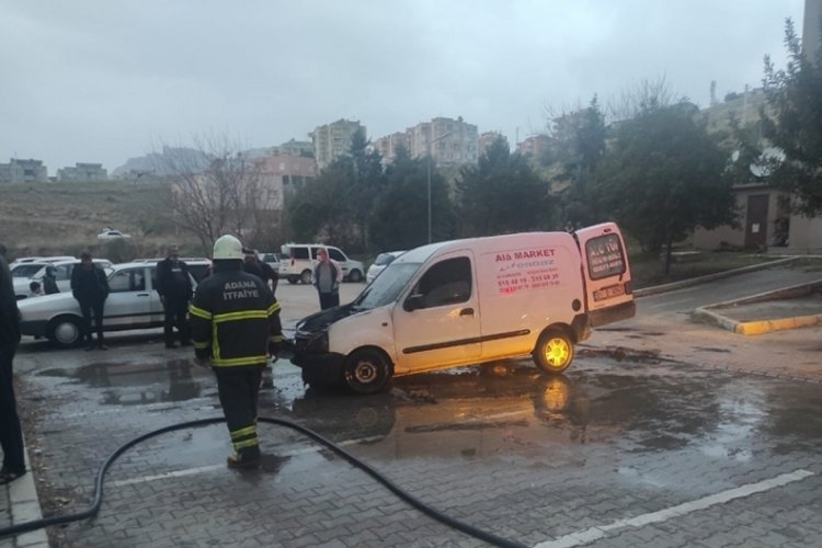 Park halinde yanan t&uuml;p aracı paniğe neden oldu