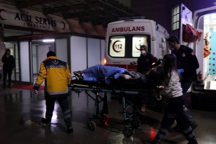 İki grup arasında bı&ccedil;aklı sopalı kavga