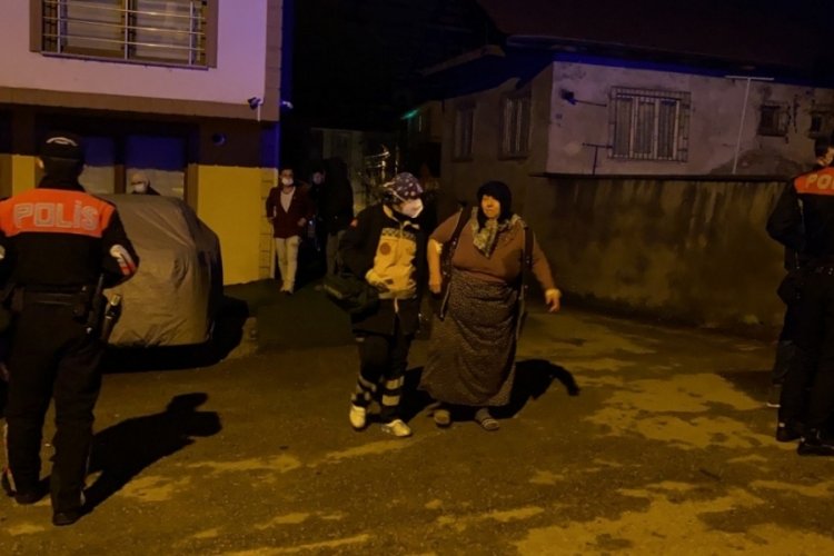 Yangında dumandan etkilenen anne ile oğlu hastaneye kaldırıldı