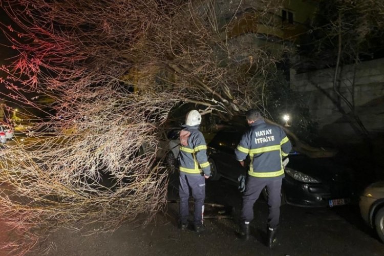 Etkili olan fırtına ara&ccedil;lara zarar verdi