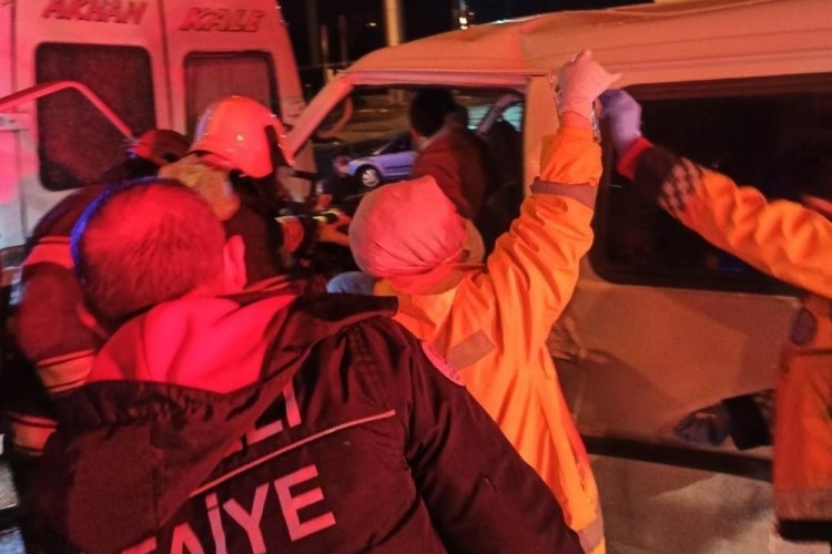 Park halindeki minib&uuml;se &ccedil;arptı, 2 kişi yaralandı