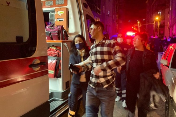 Gen&ccedil;lerin bı&ccedil;aklı, sopalı kavgasında kan aktı: 2 yaralı