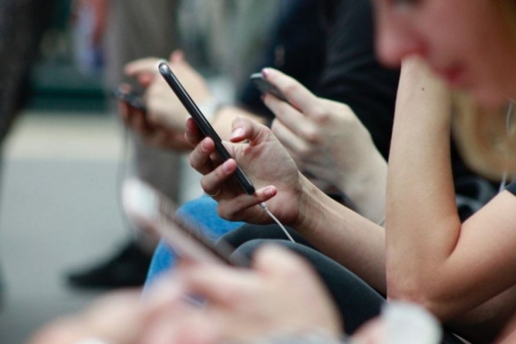 'Eşim benimle değil telefonuyla evli' diyerek dava a&ccedil;tı: Kazandığı paraları...