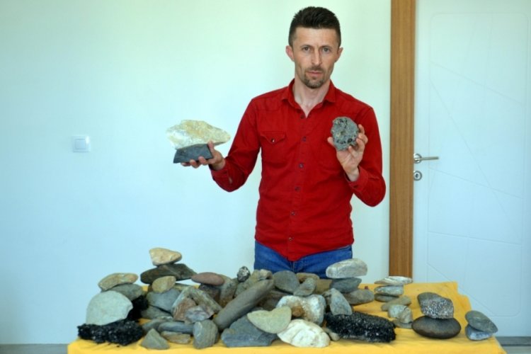 Muşlu adam, g&ouml;k taşı olduğunu iddia ettiği taşları satmak istiyor
