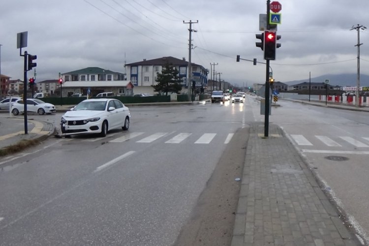 Bursa'da iki otomobil &ccedil;arpıştı: 1 yaralı