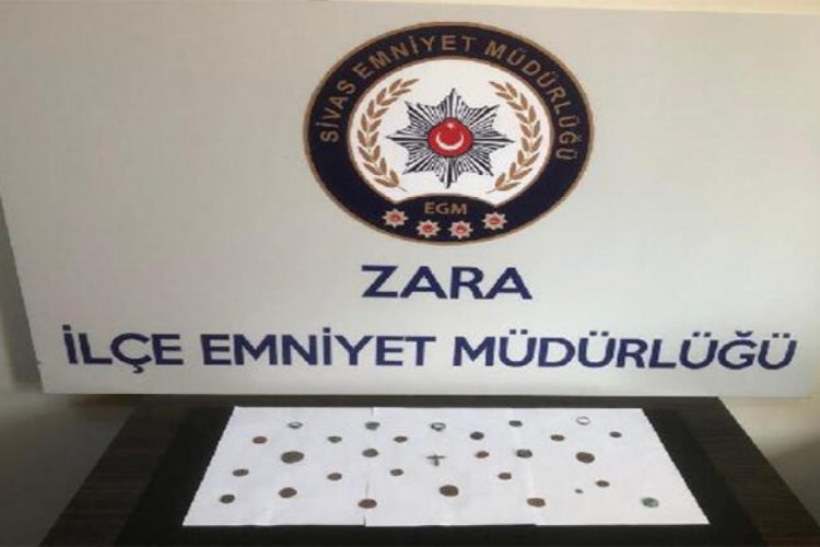 Polisin durdurduğu şahısın &uuml;zerinde tarihi eser bulundu